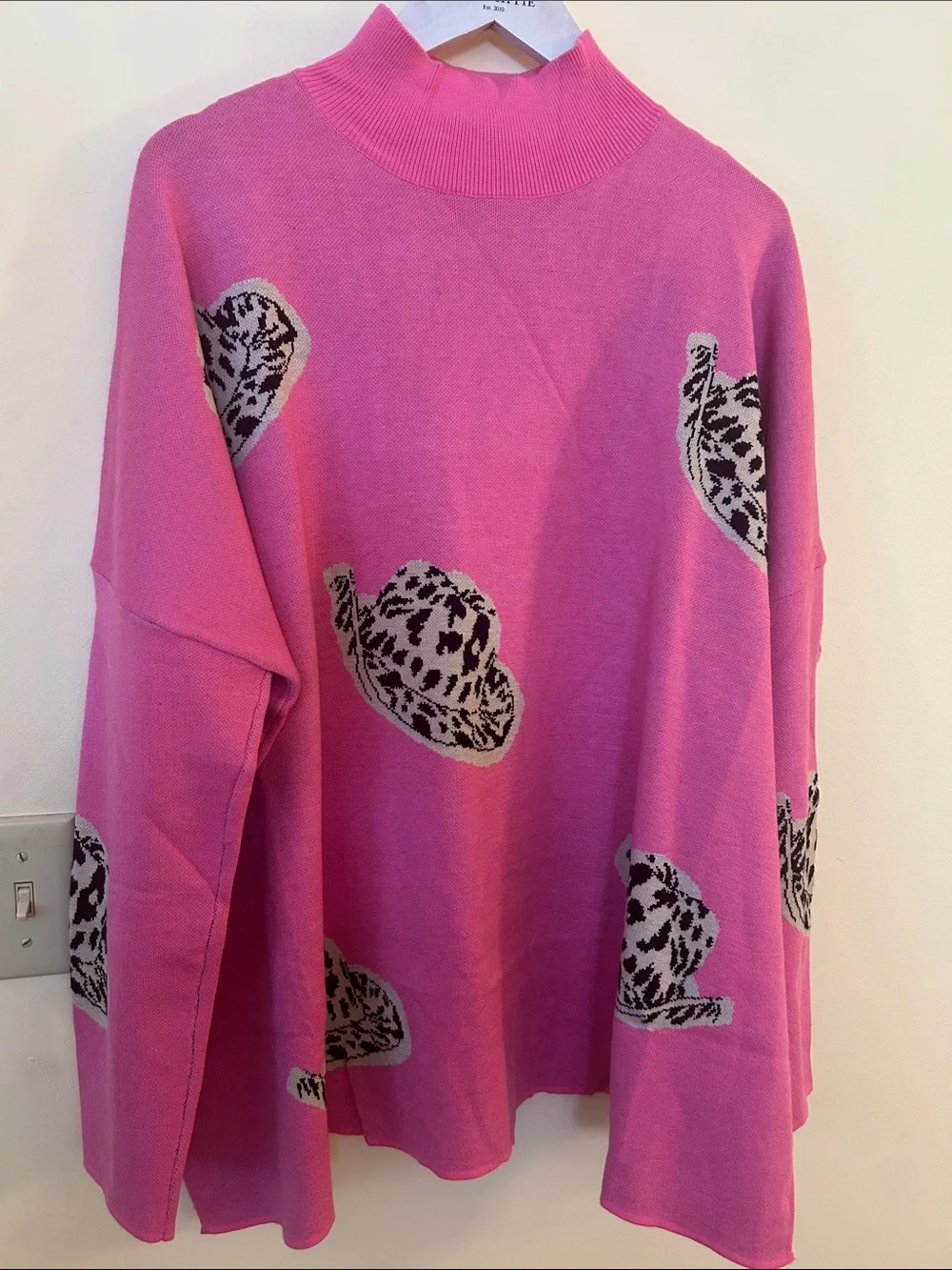 entro Womenโs Large Sweater Bright Pink Mock Neck Animal Print Cowboy Hats NWT - Picture 2 of 16